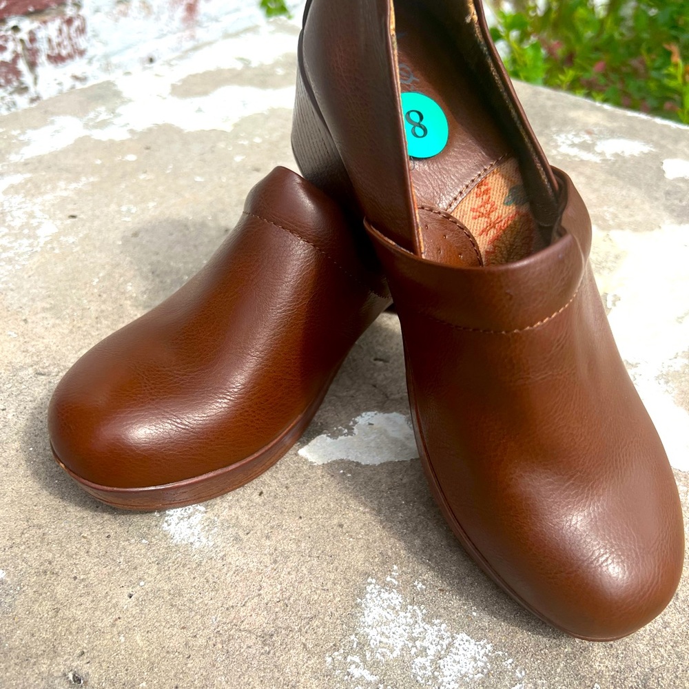 NEW BORN BOC WOMEN'S BROWN SLIP ON CLOGS SIZE 8M